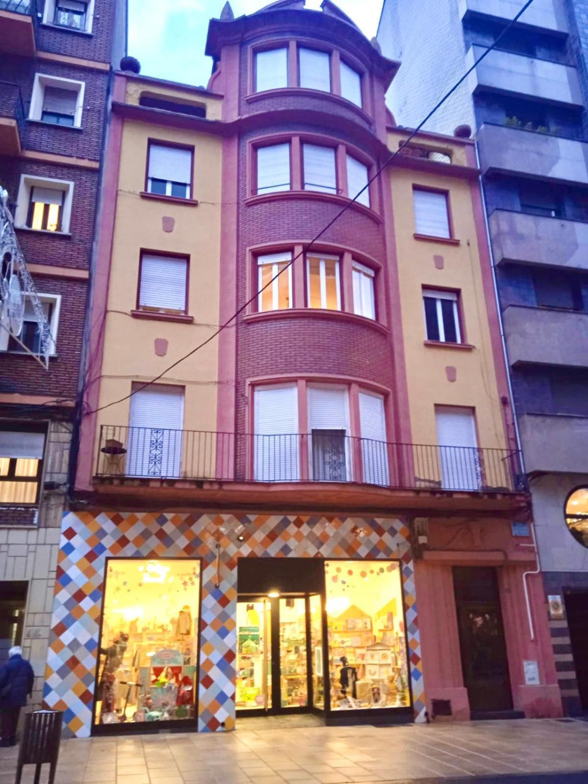 Antolin Yellow Door Apartment